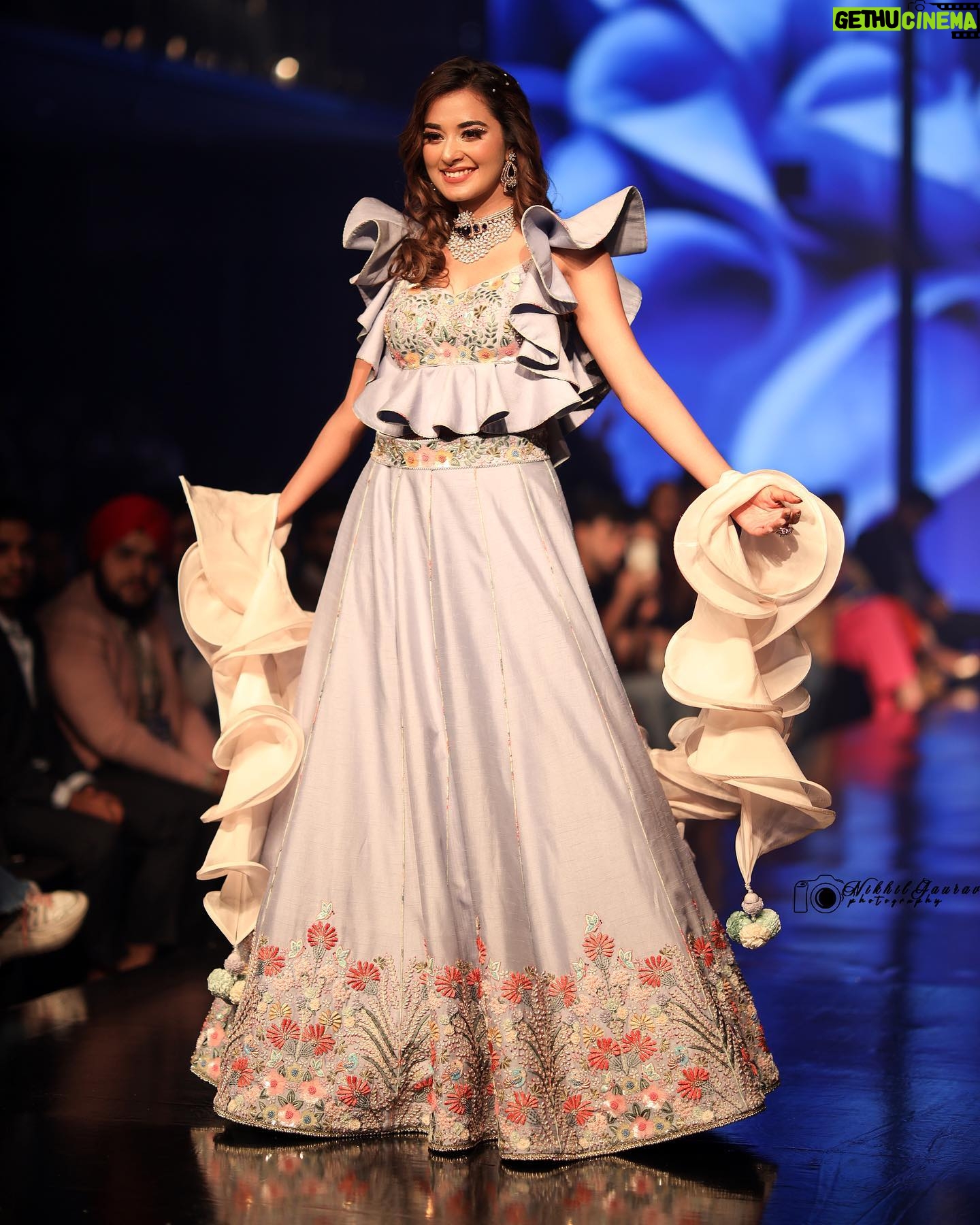 Stefy Patel Instagram - Truly honoured to walk as the show stopper at India designer show season 3♥️ . Designer @aditijaindesign Makeup @sumita_vachher Shot by @nikhil_next_image Event @indiadesignershow @imbibinbabu @modernstageevents