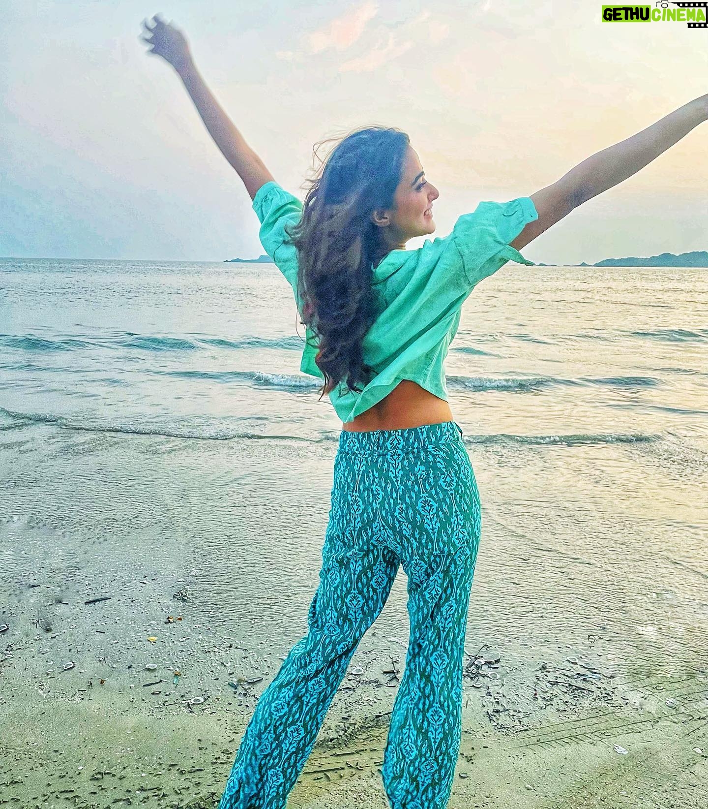 Stefy Patel Instagram - Sunset over a beach is my favourite painting 🌊🌅 . . Pc @glamupby_rakshajois