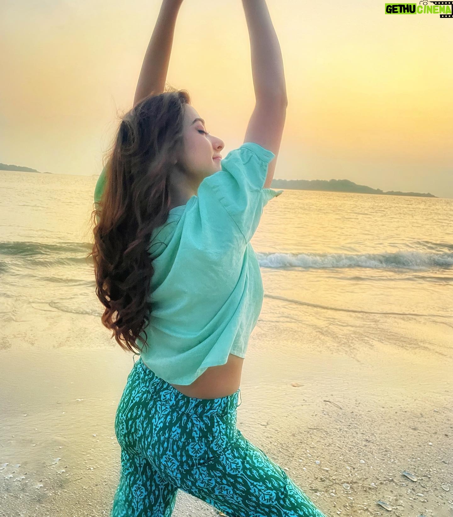 Stefy Patel Instagram - Sunset over a beach is my favourite painting 🌊🌅 . . Pc @glamupby_rakshajois