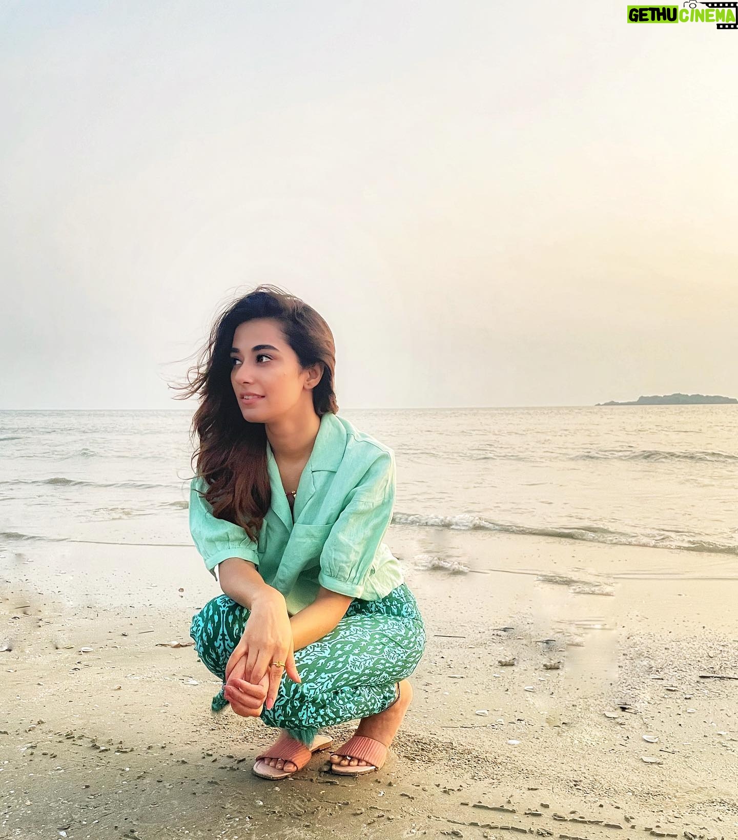 Stefy Patel Instagram - Sunset over a beach is my favourite painting 🌊🌅 . . Pc @glamupby_rakshajois
