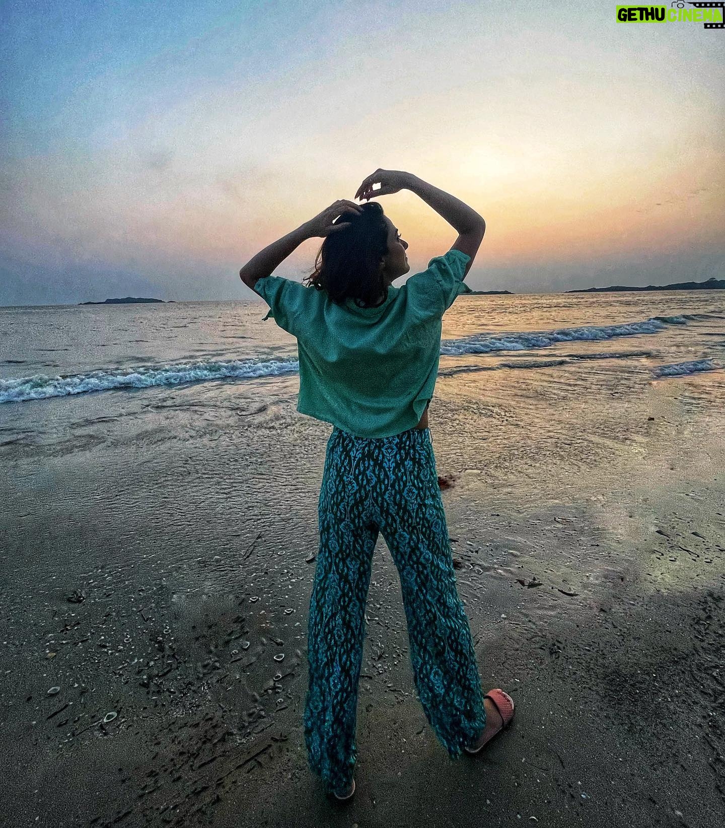 Stefy Patel Instagram - Sunset over a beach is my favourite painting 🌊🌅 . . Pc @glamupby_rakshajois