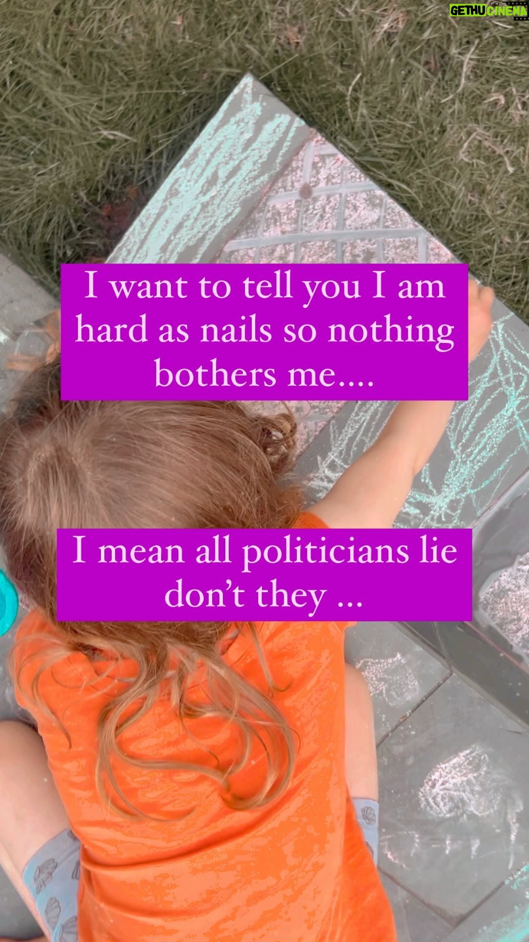 Stella Creasy - 654 Likes - At this point in the election itās not clear whether Iām doing calming activities with her or the other way round ā¦
#Parenting #elections #chalk