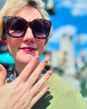 Stella Creasy Instagram - Pit stop for final leaflet ready delivering nails from the legends at @e17nails - supersmart and super strong for the job to come! 💅