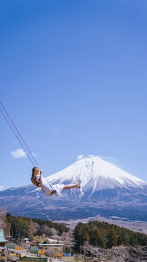 Stella Lee Instagram - I have now listed this swing at @makainofarm_official as Top 3 Prettiest Swing in Japan 👌🏻✨ 

To reach Makaino Farm, head to Shin Fuji station via Shinkansen. Take a local bus (1 hr) and you’ll be here! The swing itself is free but there’s entrance fee to the farm which is only 1200 yen for an adult

Share this to someone who you wanna go here with 🇯🇵