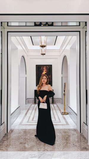 Stella Lee Instagram - Even for me, it’s difficult to find a good price of Mini Kelly. Butuh kesabaran mencari deal yang diinginkan, dan di reseller yang tepat.. Sampai akhirnya setelah mencari cari 1-2 tahun, aku nemu mini kelly impianku di @jls.luxuries yang basednya di Batam. Aku tahu soal mereka dari teman baikku @molita_lin yang habis belanja birkin juga sama mereka so I requested a white mini Kelly

Welcome to the gank, my new baby ❤️ It’s Mini Kelly in Gris Pale GHW Epsom and the feeling of peeling off the sticker from brand new bag is just so satisfying 😍✨ Will definitely bring this on my next trip!! 🤭