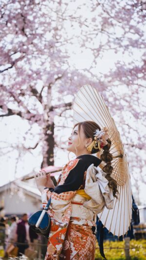 Stella Lee Instagram - No matter how many times I wear a kimono, it always feels so special and magical ☺️✨

Kimono from @yae_asakusa_kimono and you can book the photographer through them as well @lukecraigphoto 💖