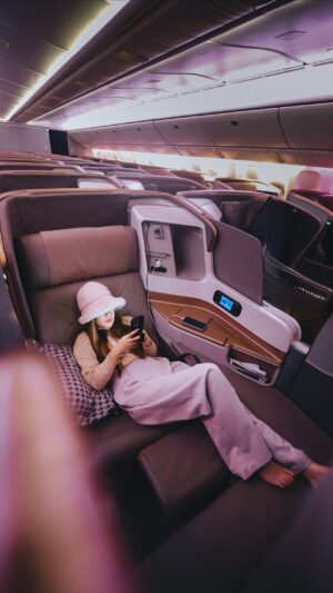 Stella Lee Instagram - How to get the best seat at Singapore Airlines Business Class although you’re paying the same fare? 😏👋🏻

If youre able to get this special seat, consider yourself lucky because all aviation geek would want to get that seat!