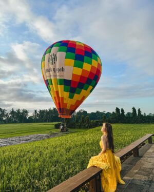 Stella Lee Instagram - Chasing serenity in the middle of paddy view at @tanahgajahubud 

1. Spa with paddy view
2 & 3. My private pool at the villa
4 & 5. Dining at Tempayan Restaurant
6. Afternoon tea at the lounge
7. Picnic afternoon tea
8. Hot Balloon Air ride
9. Kecak Performance at the estate
10. Romantic paddy dinner