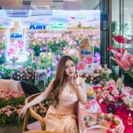 Stella Lee Instagram - Had so much fun at today’s @soklinliquiddetergent event as I got to know deeper about their SoKlin Liquid Nature English Rose 2 in 1 (detergent and softener). It is plant based, no SLS, no paraben, no hipoclorit, and will definitely cleanse and soften your clothes without drying out your skin ❤️ I can vouch that the English Rose Essential Oil that they use is also from high quality resources and smell so good all day 💐✨ We had the chance to make our own perfume using their oil and boy oh boy, the scent is definitely something that you will never forget 😍 Are you curious? Why dont you give it a try! 🤭✨ #PilihanTerbaikdariTumbuhan #BersihnyaBerikanKekuatan