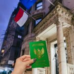 Stella Lee Instagram – Bila kalian juga kehilangan passport selama perjalanan, segera hubungi KBRI di negara tersebut untuk meminta surat jalan pulang 🇮🇩

Selama berbelas belas tahun, baru kali ini aku kehilangan passport. Ketika hotel check in, aku sibuk mengurus segala form dan koper, sehingga ketika passport dikembalikan ke aku oleh resepsionis, mama berusaha membantu dengan berinisiatif menyimpan passport di tasnya

Selama di New York karena tidak berbelanja, jadi aku sendiri tidak membutuhkan passportku. Sampai di hari H-1 di mana aku naik helicopter, staff meminta ID dan mama baru sadar bahwa passportku tidak ada di tasnya. Tetapi karena kita berada di New Jersey untuk aktifitas, kita baru bisa kembali ke hotel di jam 2 siang. Setelah mencari cari di hotel, menelpon semua tempat yang memungkinkan jatuh, dan tidak ditemukan, barulah kita bergegas ke KBRI New York🇮🇩 Entah jatuh, entah terbuang tidak sengaja, atau passportnya melarikan diri 🤷🏼‍♀️

Begitu sampai KBRI, ternyata butuh surat tambahan seperti :
1. Surat kehilangan dari kepolisian setempat (minta ke New York Police Department)
2. Money Order dari kantor Pos USPS untuk membayar biaya kehilangan passport
3. Pas Foto untuk passport sementara

Dalam 2 jam itu, aku berlari2 sendirian di tengah kota New York sambil berdoa, yes dengan boots hak tinggiku! 👠 

Untungnya selama ini aku selalu menyimpan foto passport dan foto visaku juga, jadi aku sarankan kalian untuk menyimpan copy annya juga agar proses lebih mudah dan cepat. Mungkin next time aku juga perlu selalu menyiapkan pas foto bila ada apa apa 🙏🏻

Setidaknya keesokan harinya aku bisa pulang, dan from now on I will keep my own passport by myself 🥹

Please always check your passport everyday too during your trip, and hopefully it doesnt happen to any of you! 🙏🏻