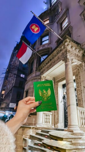 Stella Lee Instagram - Bila kalian juga kehilangan passport selama perjalanan, segera hubungi KBRI di negara tersebut untuk meminta surat jalan pulang 🇮🇩

Selama berbelas belas tahun, baru kali ini aku kehilangan passport. Ketika hotel check in, aku sibuk mengurus segala form dan koper, sehingga ketika passport dikembalikan ke aku oleh resepsionis, mama berusaha membantu dengan berinisiatif menyimpan passport di tasnya

Selama di New York karena tidak berbelanja, jadi aku sendiri tidak membutuhkan passportku. Sampai di hari H-1 di mana aku naik helicopter, staff meminta ID dan mama baru sadar bahwa passportku tidak ada di tasnya. Tetapi karena kita berada di New Jersey untuk aktifitas, kita baru bisa kembali ke hotel di jam 2 siang. Setelah mencari cari di hotel, menelpon semua tempat yang memungkinkan jatuh, dan tidak ditemukan, barulah kita bergegas ke KBRI New York🇮🇩 Entah jatuh, entah terbuang tidak sengaja, atau passportnya melarikan diri 🤷🏼‍♀️

Begitu sampai KBRI, ternyata butuh surat tambahan seperti :
1. Surat kehilangan dari kepolisian setempat (minta ke New York Police Department)
2. Money Order dari kantor Pos USPS untuk membayar biaya kehilangan passport
3. Pas Foto untuk passport sementara

Dalam 2 jam itu, aku berlari2 sendirian di tengah kota New York sambil berdoa, yes dengan boots hak tinggiku! 👠 

Untungnya selama ini aku selalu menyimpan foto passport dan foto visaku juga, jadi aku sarankan kalian untuk menyimpan copy annya juga agar proses lebih mudah dan cepat. Mungkin next time aku juga perlu selalu menyiapkan pas foto bila ada apa apa 🙏🏻

Setidaknya keesokan harinya aku bisa pulang, dan from now on I will keep my own passport by myself 🥹

Please always check your passport everyday too during your trip, and hopefully it doesnt happen to any of you! 🙏🏻