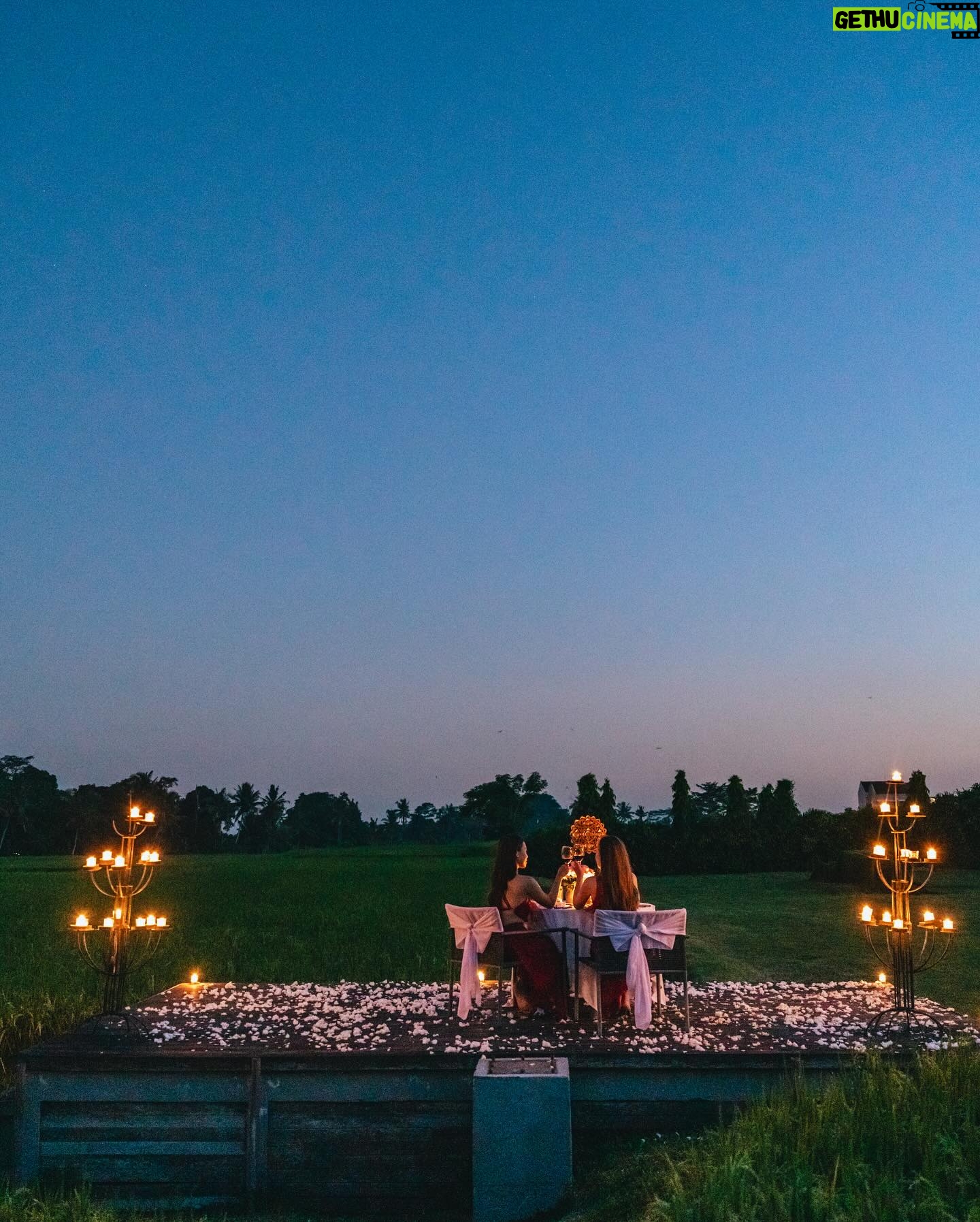 Stella Lee Instagram - Chasing serenity in the middle of paddy view at @tanahgajahubud 1. Spa with paddy view 2 & 3. My private pool at the villa 4 & 5. Dining at Tempayan Restaurant 6. Afternoon tea at the lounge 7. Picnic afternoon tea 8. Hot Balloon Air ride 9. Kecak Performance at the estate 10. Romantic paddy dinner