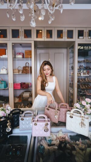 Stella Lee Instagram - I do this with all of my fashion items. From dress, shoes, to bags. If you like a certain style, buy it in ALL colors. Even better if you have a pair, just in case 🤭

No aku engga jualan yaaa.. Ga terima jastip barang branded juga. Cuman kalau pada mau belanja branded yg authentic, ke kenalanku aja ya di @snowcelineluxuries @snowceline_luxuries 👌🏻 ✨