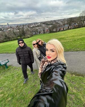 Stella Mizeraki Instagram - Family vacay, UK 🇬🇧