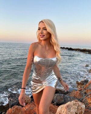 Stella Mizeraki Instagram - Golden hour in silver outfit: 
@stellamizerakicollection ✨