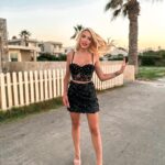 Stella Mizeraki Instagram - Flowers are better when you wear them 💁‍♀️ Total outfit @stellamizerakicollection 💗
