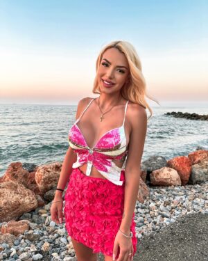 Stella Mizeraki Instagram - Sunset lover over and over again ☀️
Outfit: @stellamizerakicollection 💗