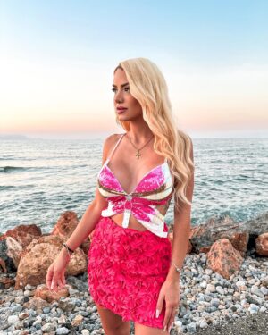 Stella Mizeraki Instagram - Sunset lover over and over again ☀️
Outfit: @stellamizerakicollection 💗