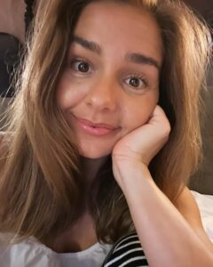 Stephania Potalivo Instagram - Jeg er simpelthen så overvældet og rørt over alle de beskeder, I har sendt til både Nils Petter og mig i forbindelse med mit program “Hvordan bliver jeg gravid?” Selvom det er sårbart at åbne op, så er det det hele værd, når jeg kan mærke at ønsket for programmet var at blive klogere på vores biologi, og hvad det vil sige at være i fertilitetsbehandling, er lykkedes. Og alle jer der skriver, at I føler jer mindre alene i det, når I ser programmerne betyder ALT❤️ Virkelig bare tusinde tak 🙏🏽