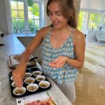 Stephania Potalivo Instagram - Et sjældent syn 😳 JEG HAR BAGT! (På en meget simpelt måde vil nogen måske mene) Du kan nu sammen med dine @hellofreshdanmark måltidskasser bestille dessert med, som smager så overdrevet lækkert 😋 Hvis du er ny kunde og bestiller inden d.27 maj for du en gratis dessert med resten af livet 💚 Brug min kode STEPHANIA1299 og spar op til 1,299 DKK på dine 5 første måltidskasser.