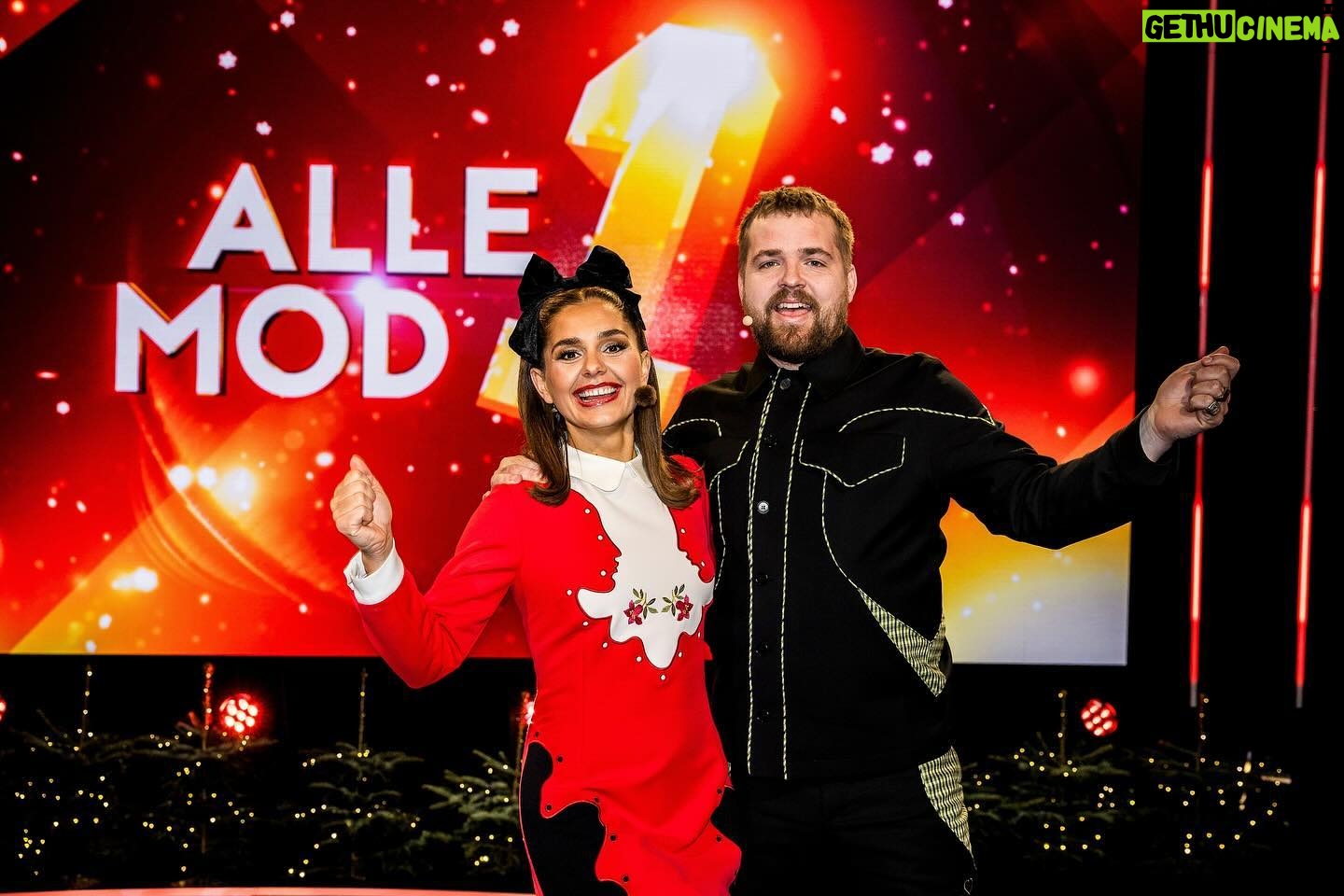 Stephania Potalivo Instagram - Tak for det dejligste Alle mod 1 juleshow igår 🧑🏼🎄🤶🏽🎄⛄️ Vi håber i har lyst til at se med på fredag d.22 dec. ❤️ 📸- @lagoni