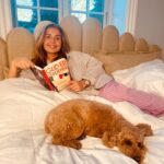 Stephania Potalivo Instagram - Kender i det der med at sove dårligt om natten? Og hvordan det påvirker ens humør, selvværd og alt muligt andet? Det gør jeg. Især i perioder, hvor jeg har travlt, og hvor jeg ved, at jeg skal tidligt op. Min seng kan godt i perioder nærmest være en stressfaktor for mig, fordi jeg forbinder den med noget, jeg ikke er særlig god til - nemlig at sove. Og sådan har jeg ærligt talt haft det på det seneste. Derfor har jeg teamet op med @bedrenaetter for at ændre det. Sammen laver vi et søvneksperiment, hvor jeg den næste måned prioriterer min søvn. Det gør jeg ved at følge nogle enkle og gode søvnråd, for at se om jeg så kan sove bedre og blive en bedre udgave af mig selv 🤍 På billede 4 kan du se de gode råd, som jeg har tænkt mig at afprøve i en periode. Men I må også meget gerne skrive i kommentarfeltet, hvis I har nogle gode søvnråd? 😴🙏 Og hvis et af disse råd er: Ingen hunde i sengen, så kan jeg allerede nu sige, at det kommer jeg ikke til at overholde!! 🤣