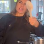 Stephania Potalivo Instagram - I ringer bare hvis i skal have hjælp til at lave en brun sovs! 🤎