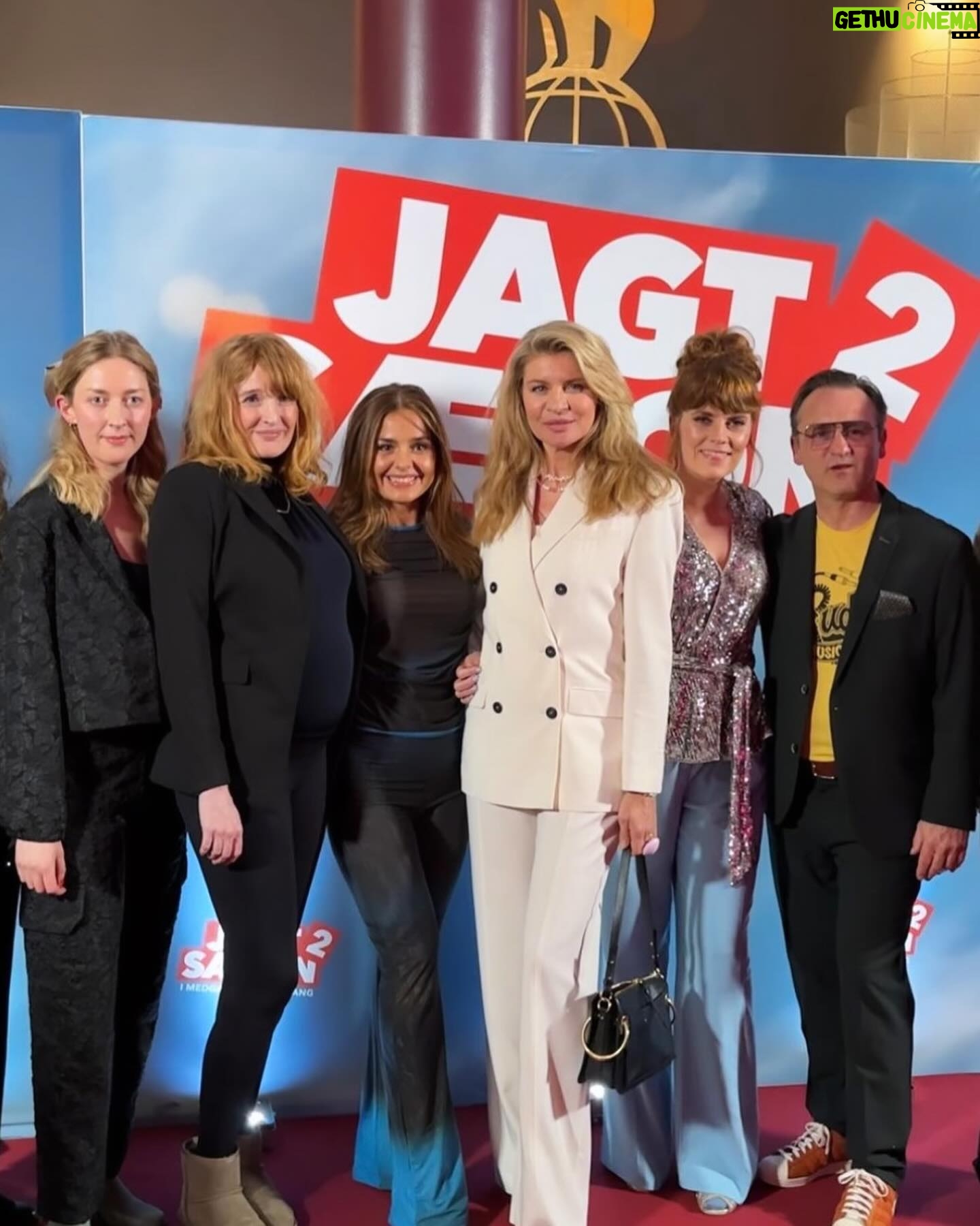 Stephania Potalivo Instagram - Så har Jagtsæson 2 fået premiere 👏🏽 Vi håber i har lyst til at tage i biffen og se den, for det kan altså noget at grine sammen ❤️