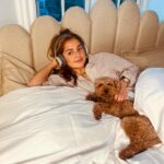 Stephania Potalivo Instagram - Kender i det der med at sove dårligt om natten? Og hvordan det påvirker ens humør, selvværd og alt muligt andet? Det gør jeg. Især i perioder, hvor jeg har travlt, og hvor jeg ved, at jeg skal tidligt op. Min seng kan godt i perioder nærmest være en stressfaktor for mig, fordi jeg forbinder den med noget, jeg ikke er særlig god til - nemlig at sove. Og sådan har jeg ærligt talt haft det på det seneste. Derfor har jeg teamet op med @bedrenaetter for at ændre det. Sammen laver vi et søvneksperiment, hvor jeg den næste måned prioriterer min søvn. Det gør jeg ved at følge nogle enkle og gode søvnråd, for at se om jeg så kan sove bedre og blive en bedre udgave af mig selv 🤍 På billede 4 kan du se de gode råd, som jeg har tænkt mig at afprøve i en periode. Men I må også meget gerne skrive i kommentarfeltet, hvis I har nogle gode søvnråd? 😴🙏 Og hvis et af disse råd er: Ingen hunde i sengen, så kan jeg allerede nu sige, at det kommer jeg ikke til at overholde!! 🤣