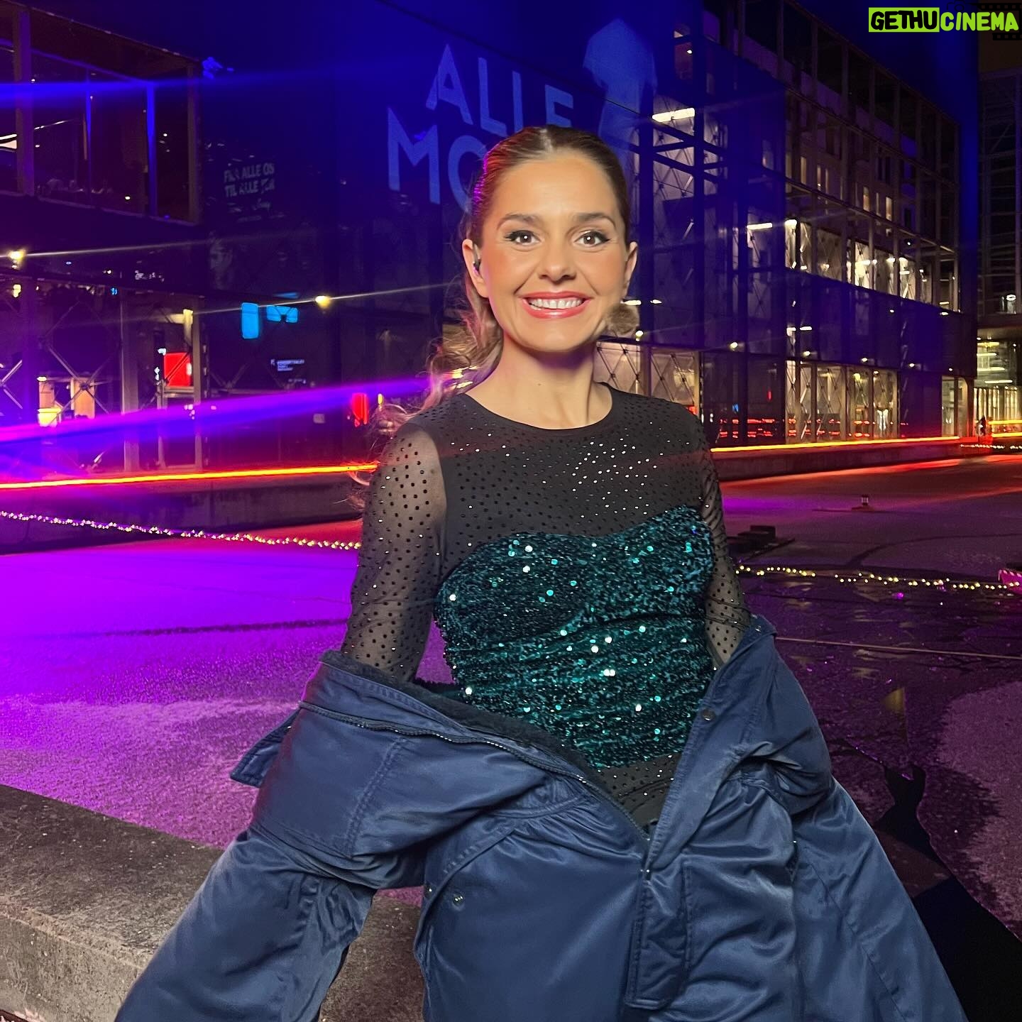 Stephania Potalivo Instagram - Glimmer tøj og kedeldragt! Ægte “Alle mod 1” kombination 🧡 Tak for det fedeste Nytårsshow i går 🎉 Håber i vil se med d.30.12 👏🏽