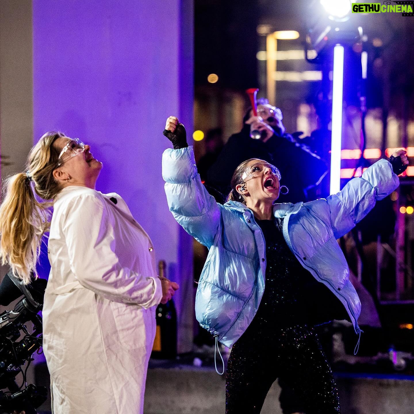 Stephania Potalivo Instagram - Glimmer tøj og kedeldragt! Ægte “Alle mod 1” kombination 🧡 Tak for det fedeste Nytårsshow i går 🎉 Håber i vil se med d.30.12 👏🏽