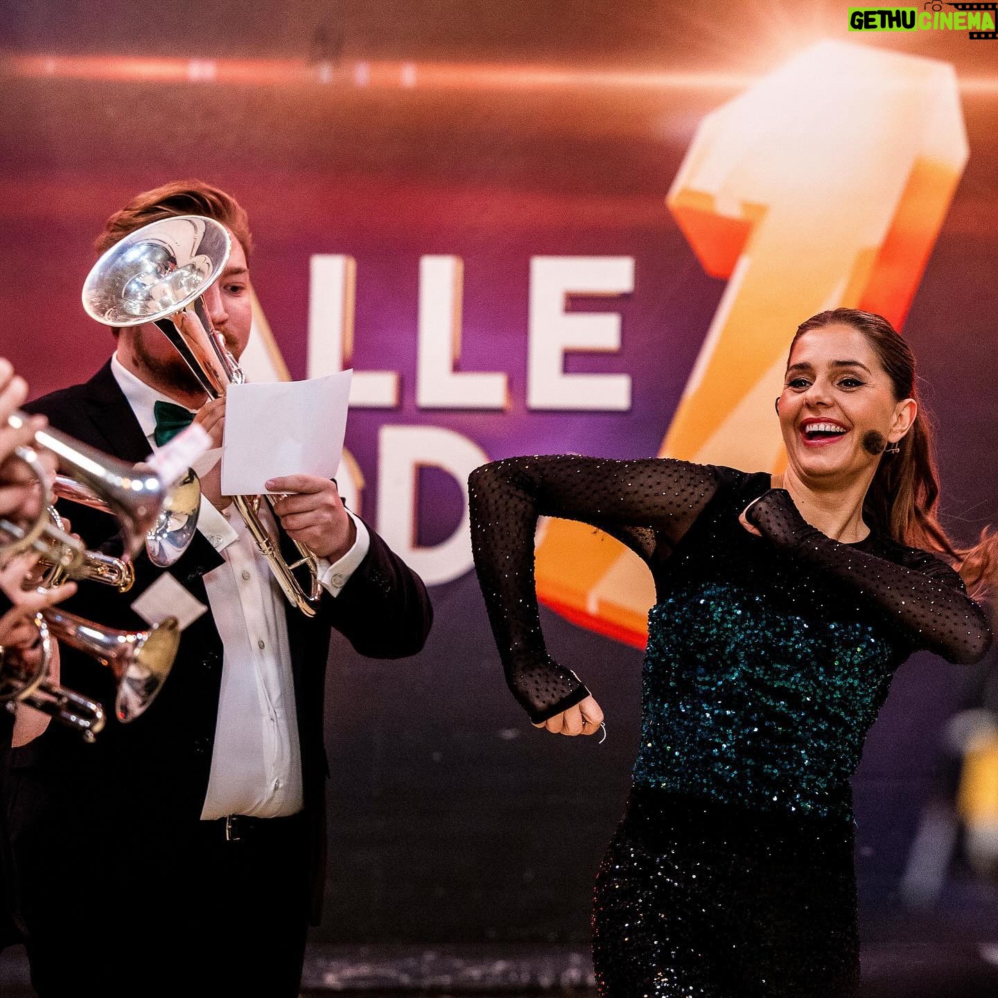 Stephania Potalivo Instagram - Glimmer tøj og kedeldragt! Ægte “Alle mod 1” kombination 🧡 Tak for det fedeste Nytårsshow i går 🎉 Håber i vil se med d.30.12 👏🏽