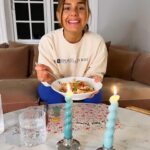 Stephania Potalivo Instagram - Indtager nok 80% af alle mine måltider foran fjernsynet 🙈- MEN til gengæld er maden oftest lavet fra bunden @hellofreshdanmark 💚 Med min kode “STEPHANIA” sparer I op til 1.199 DKK på de 5 første måltidskasser!