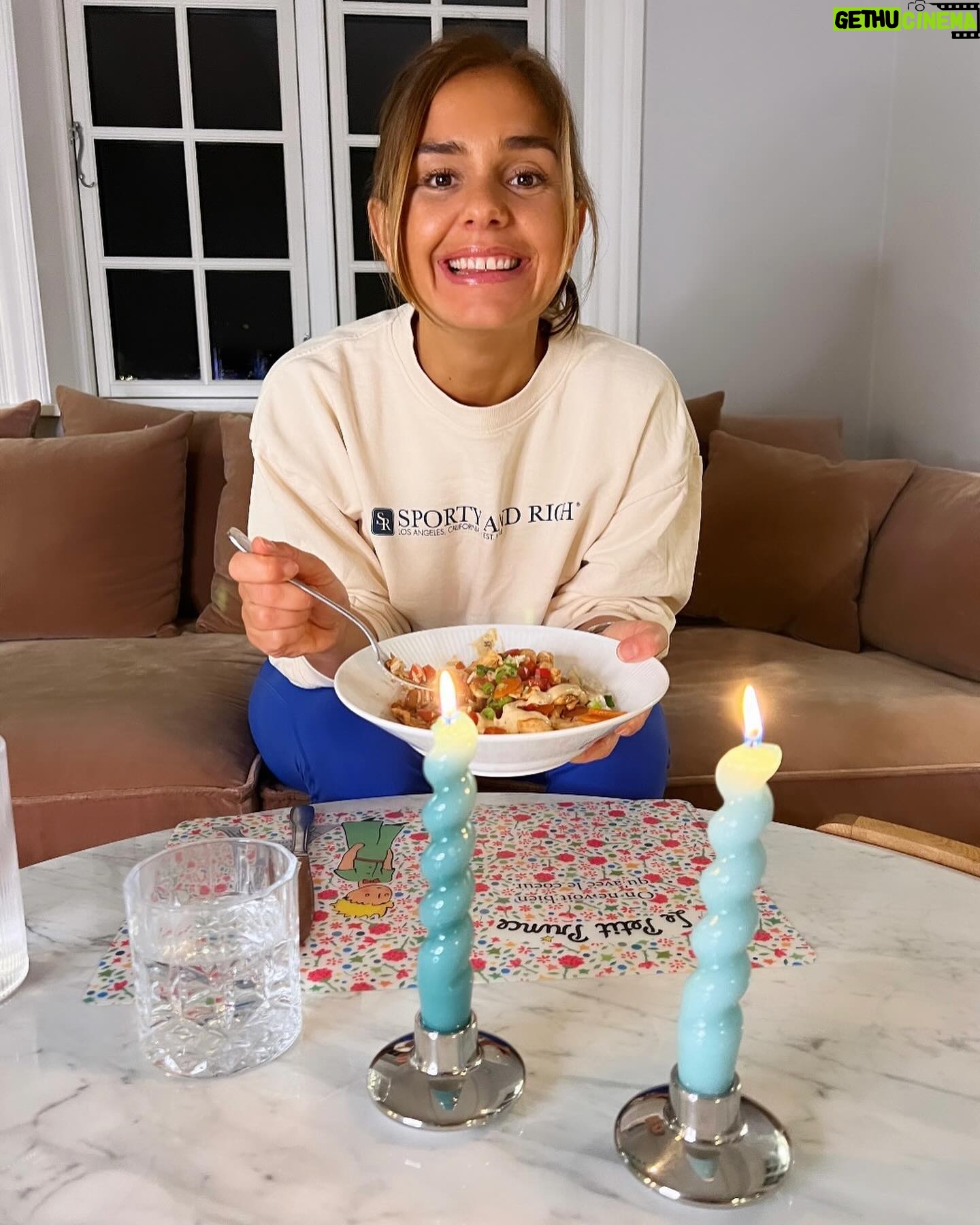 Stephania Potalivo Instagram - Indtager nok 80% af alle mine måltider foran fjernsynet 🙈- MEN til gengæld er maden oftest lavet fra bunden @hellofreshdanmark 💚 Med min kode “STEPHANIA” sparer I op til 1.199 DKK på de 5 første måltidskasser!