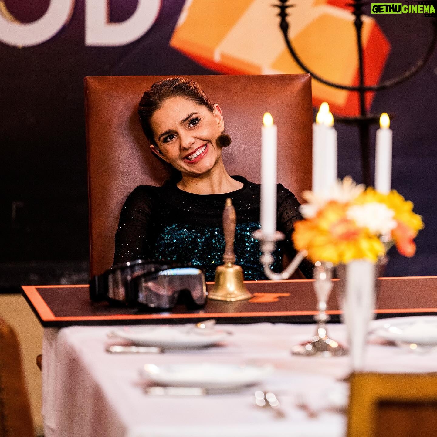 Stephania Potalivo Instagram - Glimmer tøj og kedeldragt! Ægte “Alle mod 1” kombination 🧡 Tak for det fedeste Nytårsshow i går 🎉 Håber i vil se med d.30.12 👏🏽