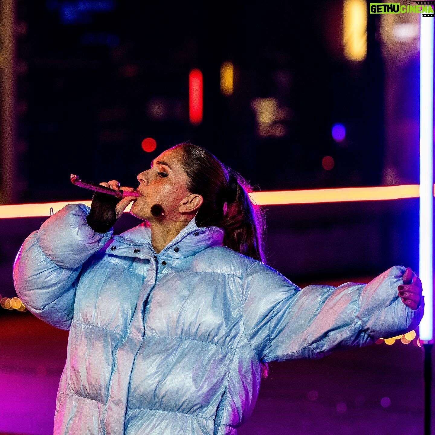 Stephania Potalivo Instagram - Glimmer tøj og kedeldragt! Ægte “Alle mod 1” kombination 🧡 Tak for det fedeste Nytårsshow i går 🎉 Håber i vil se med d.30.12 👏🏽