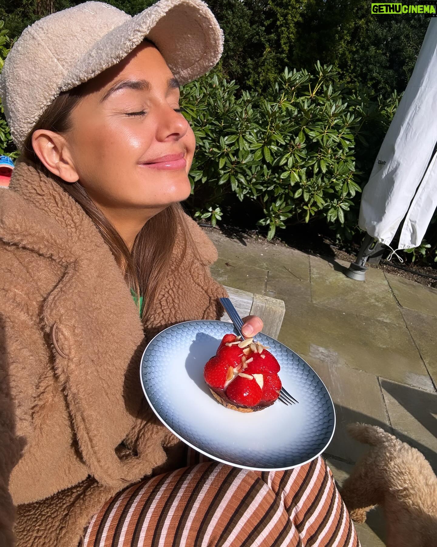 Stephania Potalivo Instagram - Søndag med det og dem jeg elsker 💚