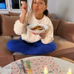 Stephania Potalivo Instagram - Indtager nok 80% af alle mine måltider foran fjernsynet 🙈- MEN til gengæld er maden oftest lavet fra bunden @hellofreshdanmark 💚 Med min kode “STEPHANIA” sparer I op til 1.199 DKK på de 5 første måltidskasser!