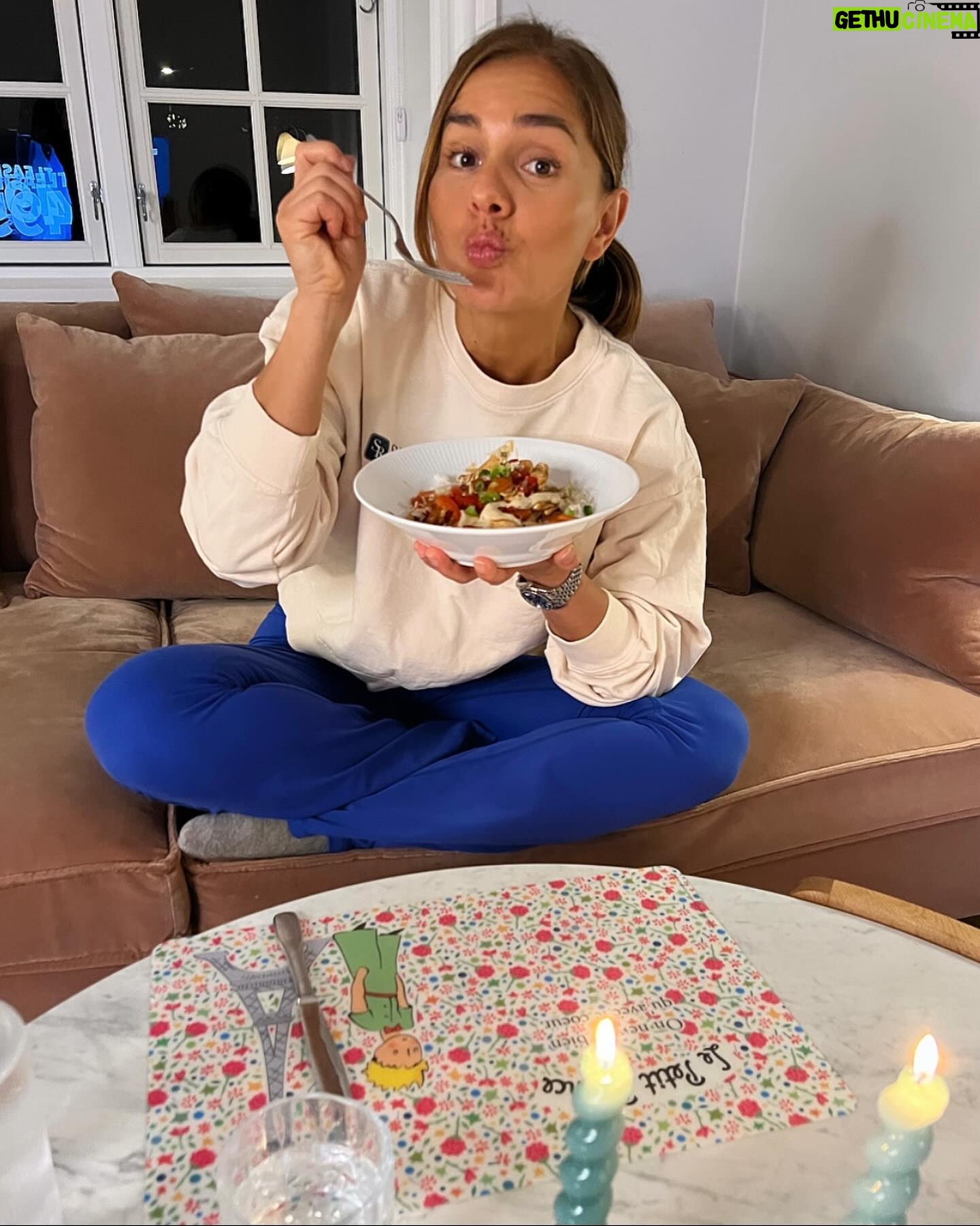 Stephania Potalivo Instagram - Indtager nok 80% af alle mine måltider foran fjernsynet 🙈- MEN til gengæld er maden oftest lavet fra bunden @hellofreshdanmark 💚 Med min kode “STEPHANIA” sparer I op til 1.199 DKK på de 5 første måltidskasser!