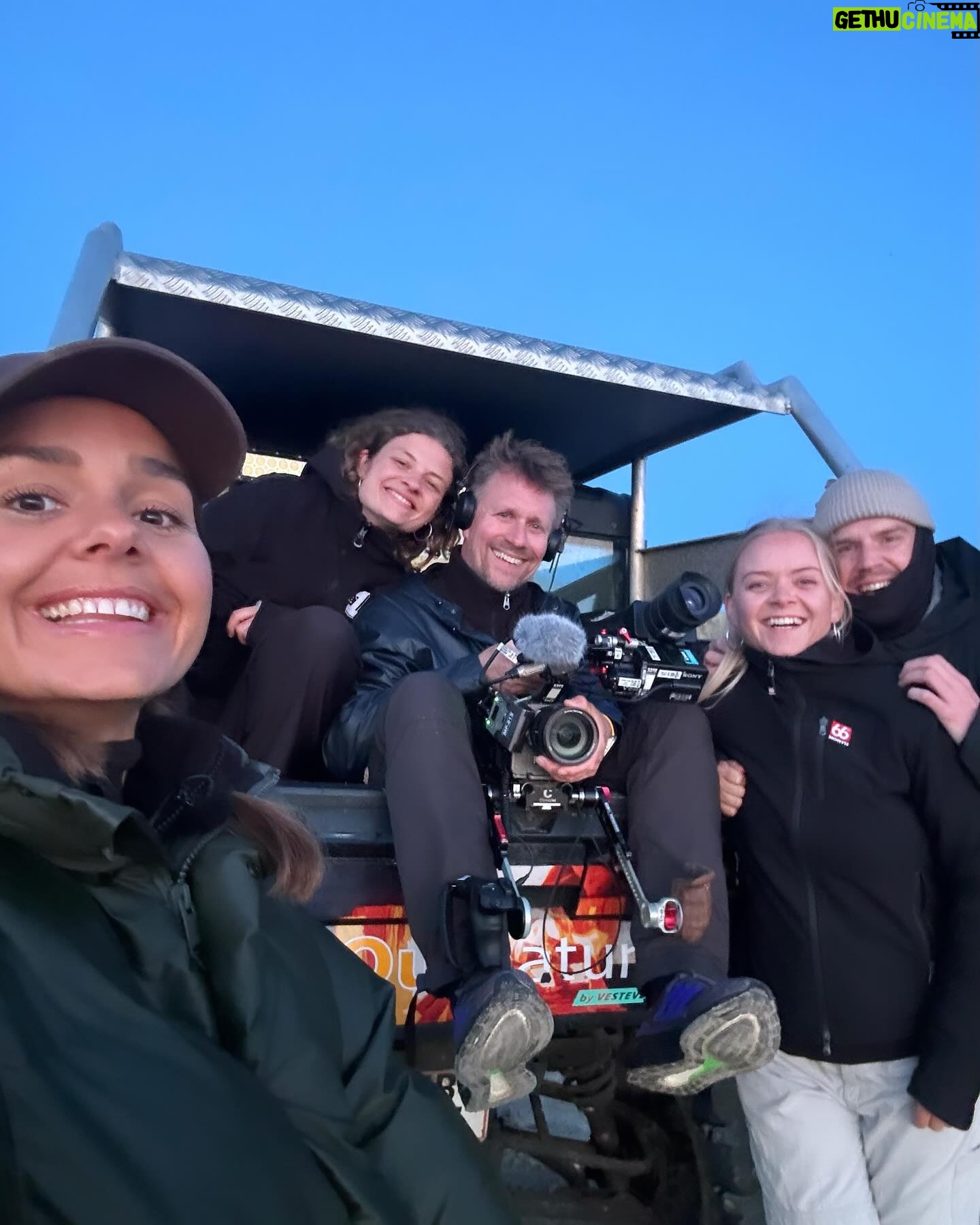 Stephania Potalivo Instagram - Tak for 4 dage i Nordjylland med verdens bedste “Alle mod 1 familie” 🧡 Glæder mig til man kan se hvad vi laver, til vores Live shows i efteråret 👏🏽