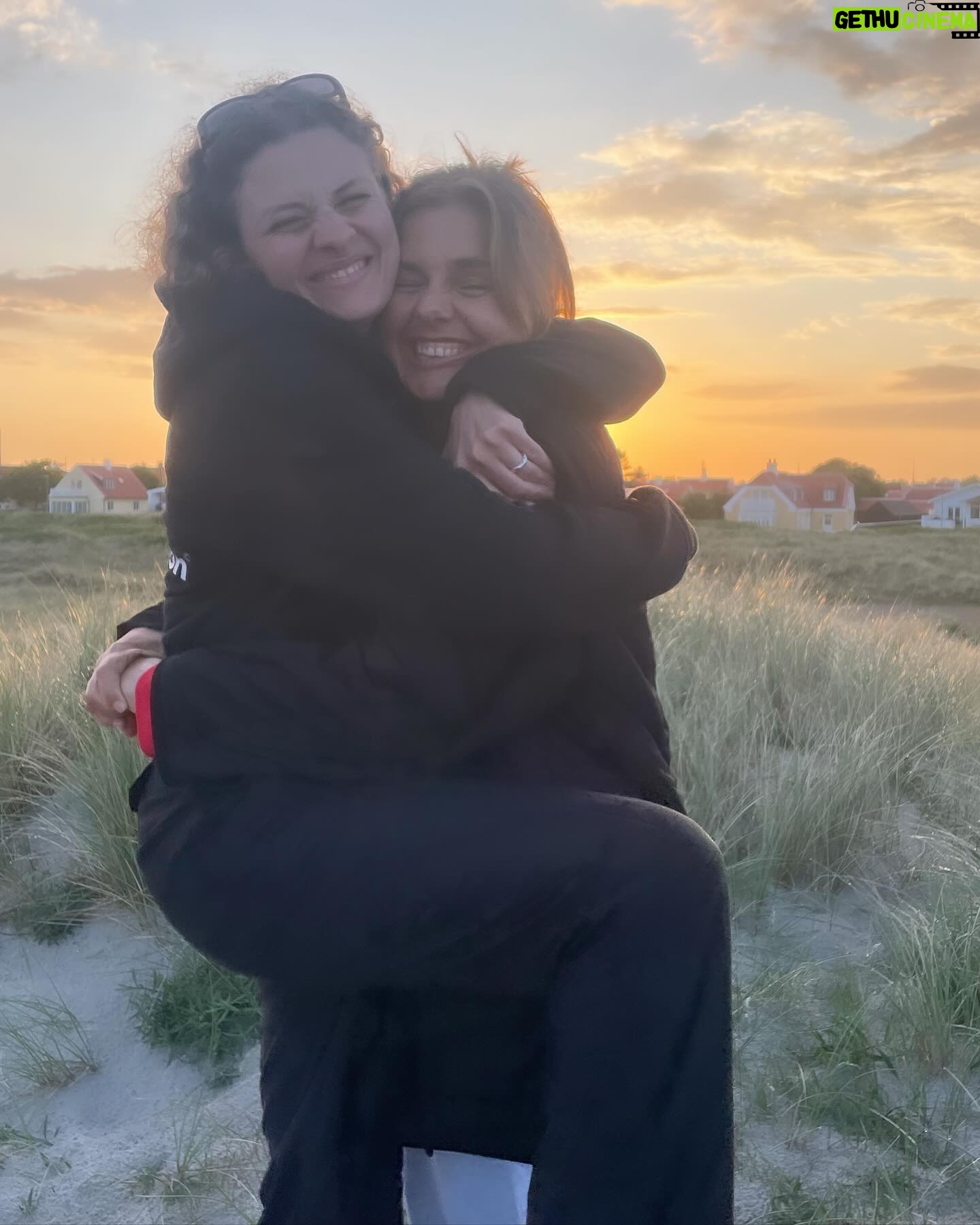 Stephania Potalivo Instagram - Tak for 4 dage i Nordjylland med verdens bedste “Alle mod 1 familie” 🧡 Glæder mig til man kan se hvad vi laver, til vores Live shows i efteråret 👏🏽