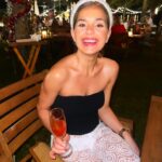 Stephania Potalivo Instagram - Glædelig jul fra en juleaften på stranden med syntetiske drinks, cover band og ild show 🇹🇭 ❤️ Fandme weird men også ret Nice! (-Swipe og se ægte turister 🙈)