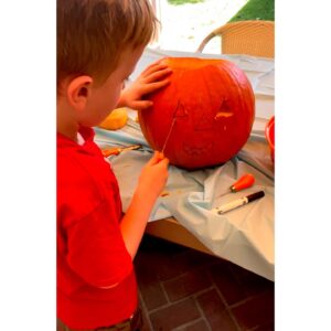 Stephanie Allynne Instagram - team work in 95 degree heat. spoooky climate change. 👻 we got started on all things Halloween at 5:30am 🎃✌️