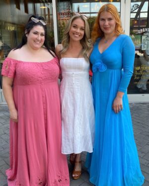 Stephanie Bennett Instagram - Rehearsal dinner with the best bridesmaids ever 💕💕
.
.
.
@ansleygordon 
@devaholliday
@oliviasaunier_ 
@cutestmeatball