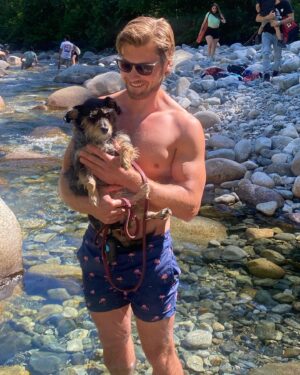 Stephanie Bennett Instagram - Sunday adventuring 🥾🌿☀️🐶