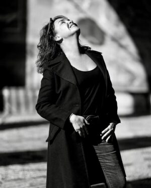 Stéphanie Pareja Instagram - Notre grandeur, notre talent, notre vulnérabilité sont très importants ce n’est pas une faiblesse que d’être vulnérable au contraire c’est une force, une intelligence c’est toute notre humanité notre richesse. 
La vulnérabilité c’est ce qu’il y a de plus beau en chacun de nous.

Explorer, ouvrez, chercher demander, partager poussez nos rêves vers là lumière.

@bbostudio ✨

Partir de soi pour faire nous. ♥️🤝🫰🏽☀️✨♥️
.
#seuleenscene 2024 « Comme une grandE »
#petitefilledeviendragrande 

#workinginprogress 
Mise en scène @clair_jaz .
