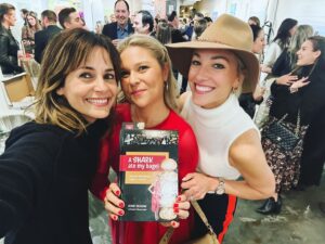Stephanie Szostak Instagram - 🎉 Congrats to @elyseoleksakofficial on the launch of her new book “A Shark Ate My Bagel” 📚 If you’re an entrepreneur, dreaming of starting your own business, or just love a good success story, you’ll adore this book! Elyse and her husband started @bantambagels in their NYC apartment kitchen, landed a spot on ABC’s Shark Tank 🦈, served their bagels to Hamptons summer peeps, and even made it onto Oprah’s list of favorite things. Their journey from kitchen startup to successful exit is an exciting and daring roller coaster ride! Congrats to Elyse and hubby 😉, and thank you for sharing your inspiring story with us readers! 🙌
Link is in story to order