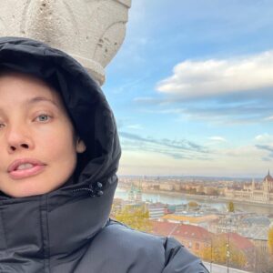 Stephanie Corneliussen Instagram - BTS from the Invitation & beautiful Budapest!⁣ ☁️ @invitationmovie #theinvitation #sonypictures