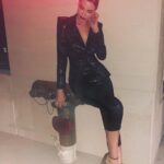 Stephanie Corneliussen Instagram - Jonathan told me I looked ‘UHHmaaazing’, so basically it’s over y’all✌🏼@queereye party #crueltyfreefashion