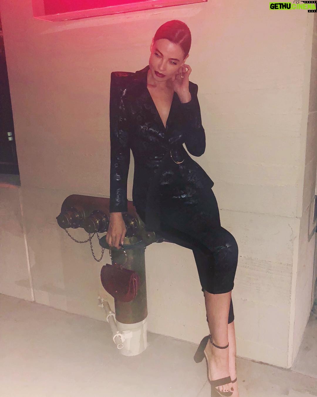 Stephanie Corneliussen Instagram - Jonathan told me I looked ‘UHHmaaazing’, so basically it’s over y’all✌🏼@queereye party #crueltyfreefashion